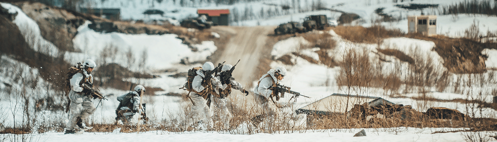 Soldater som går rundt i snødekt terreng
